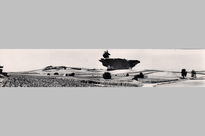 http://www.hollein.com/var/ezwebin_site/storage/images/kunst/flugzeugtraeger-in-der-landschaft/1967_flugzeugtraeger_in_der_landschaft.jpg/6496-1-ger-DE/1967_FLUGZEUGTRAeGER_IN_DER_LANDSCHAFT.jpg_projectimage.jpg